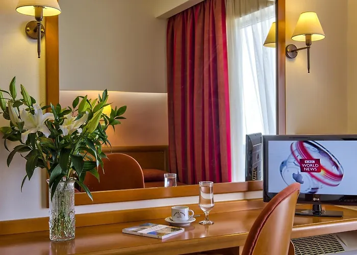 Chrispy Living Ex Nefeli Готель 3*