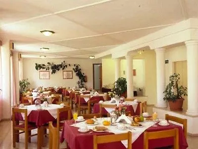 Chrispy Living Ex Nefeli Готель 3*